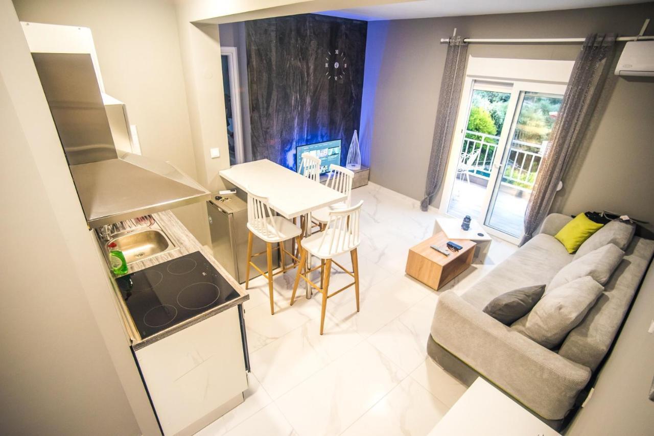 Diamond Lux Apartment Palaiontsiflikion Exterior photo